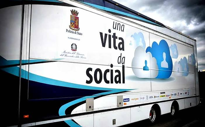 Polizia Postale 'Una Vita da Social' truck outside a school