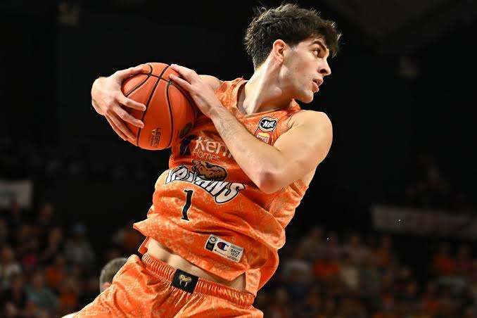 Taran Armstrong shoots the game winning jumper as Tasmania JackJumpers celebrate at MyState Bank Arena