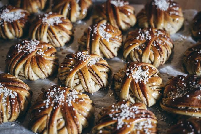 A tray of freshly baked Swedish cinnamon buns with pearl sugar