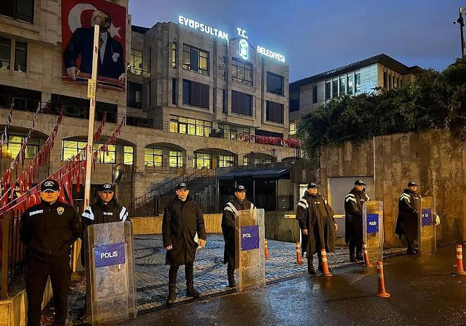 Police outside Eyüpsultan municipal building during early morning raid