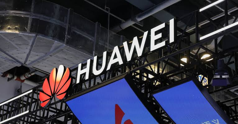 Illustration of semiconductor chip and patent documents representing Huawei Qualcomm agreement